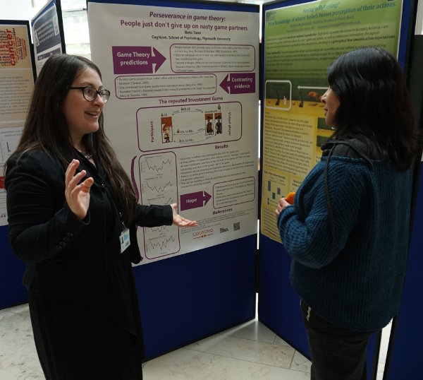 Ilaria Torre discussing her poster